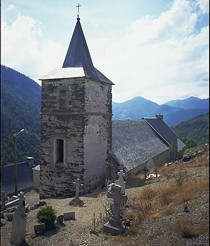 Vue du clocher depuis le cimetière.