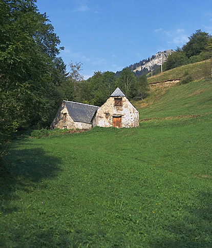 Granges foraines sur la route du col de Beyrède.