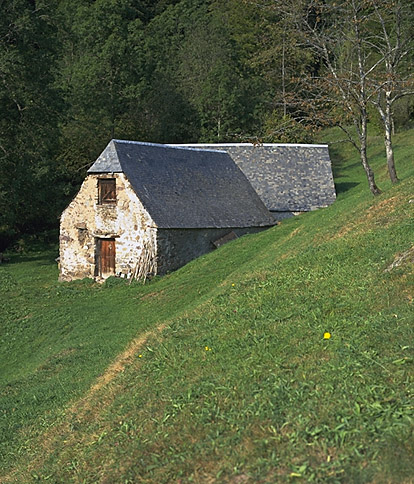 Granges foraines sur la route du col de Beyrède.