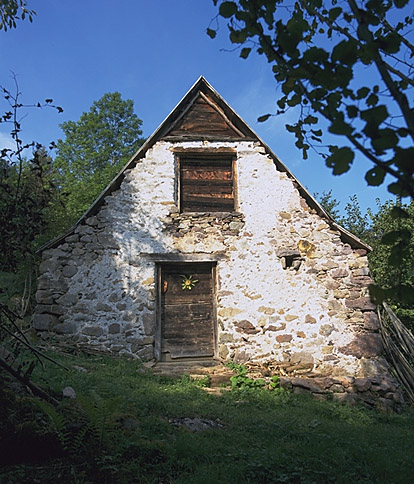 Pignon d'une grange foraine sur la route du col de Beyrède.