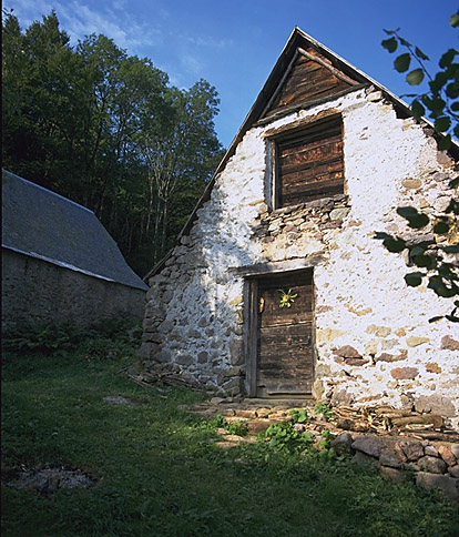 Pignon d'une grange foraine sur la route du col de Beyrède.