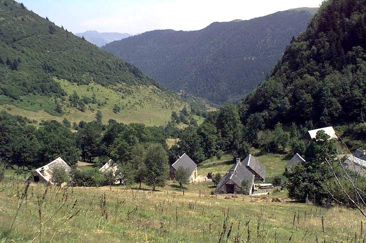 Anciennes granges foraines de Lurgues, transformées en résidences secondaires.