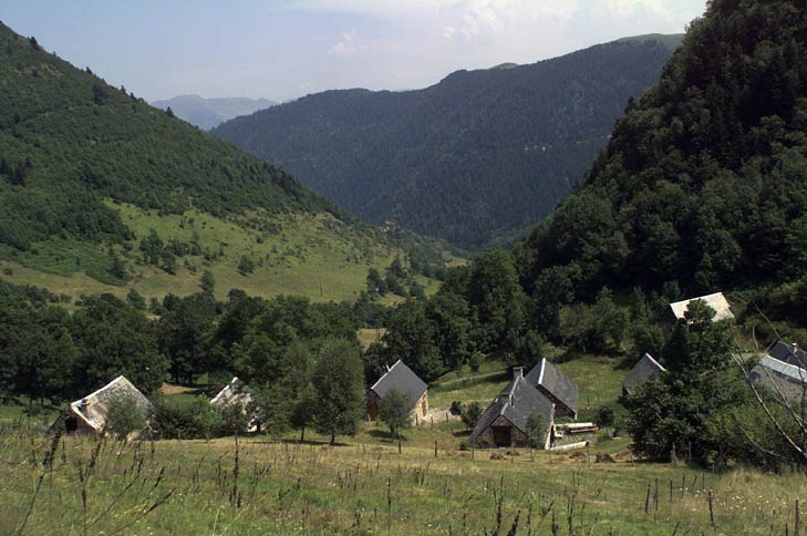 Anciennes granges foraines de Lurgues, transformées en résidences secondaires.