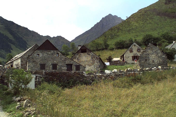 Anciennes granges foraines de Lurgues, transformées en résidences secondaires.