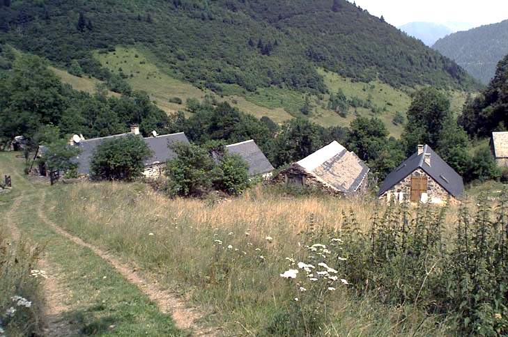 Anciennes granges foraines de Lurgues, transformées en résidences secondaires.