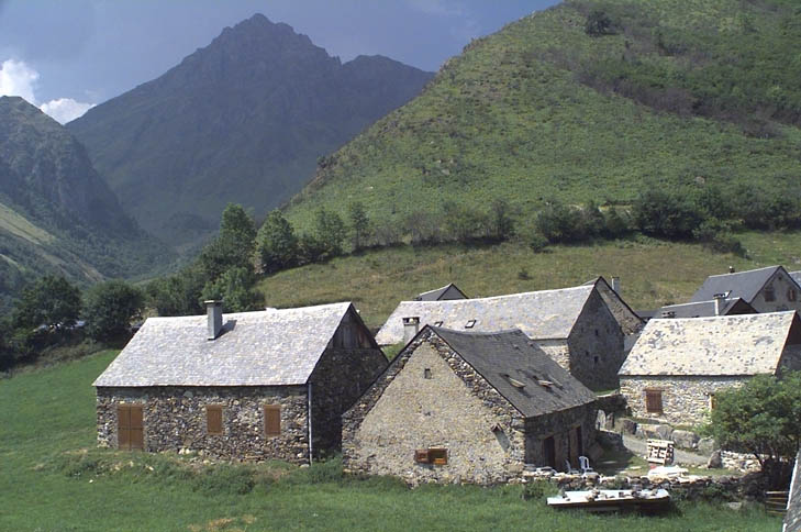 Anciennes granges foraines de Lurgues, transformées en résidences secondaires.