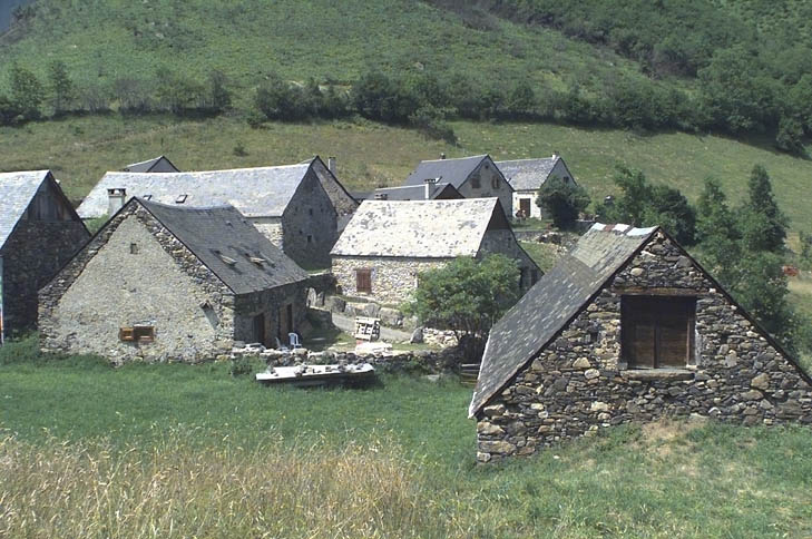 Anciennes granges foraines de Lurgues, transformées en résidences secondaires.