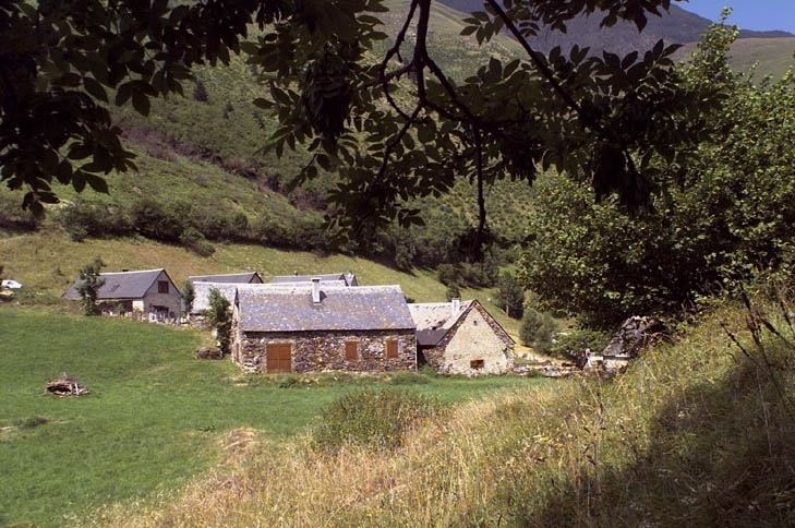 Anciennes granges foraines de Lurgues, transformées en résidences secondaires.