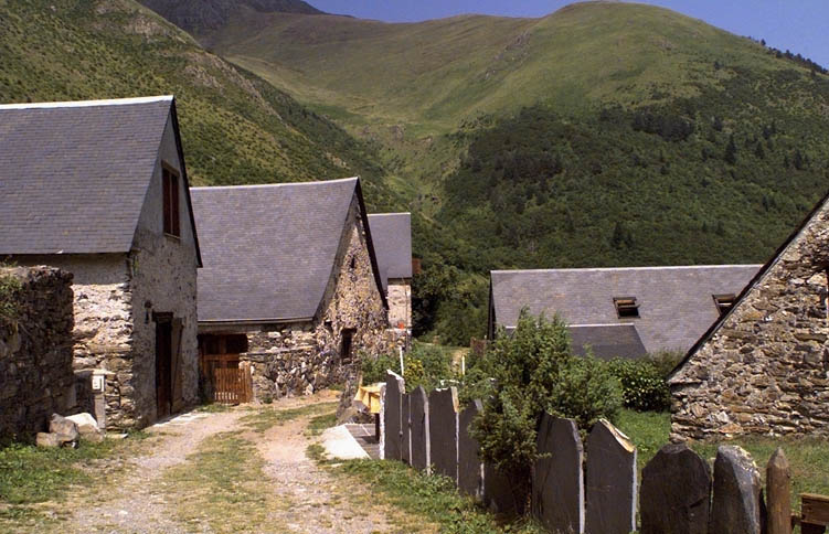 Anciennes granges foraines de Lurgues, transformées en résidences secondaires.