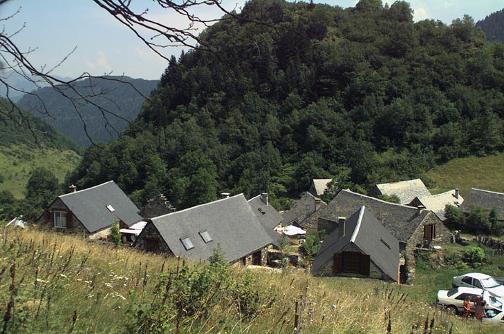 Anciennes granges foraines de Lurgues, transformées en résidences secondaires.