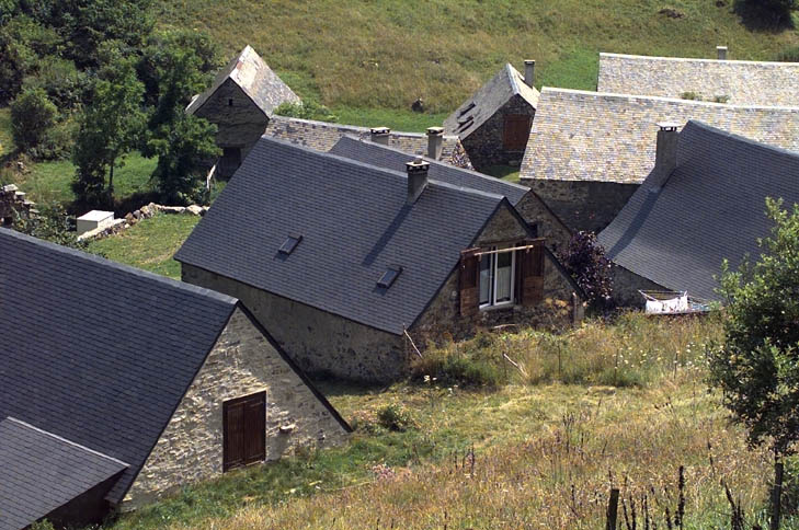Anciennes granges foraines de Lurgues, transformées en résidences secondaires.