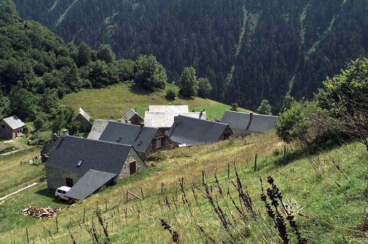 Anciennes granges foraines de Lurgues, transformées en résidences secondaires.