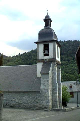 L'église vue depuis le haut du village.