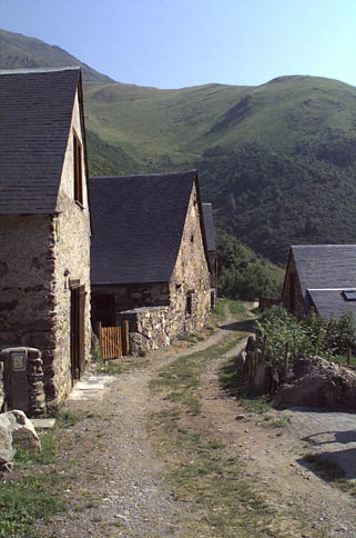 Anciennes granges foraines de Lurgues, transformées en résidences secondaires.