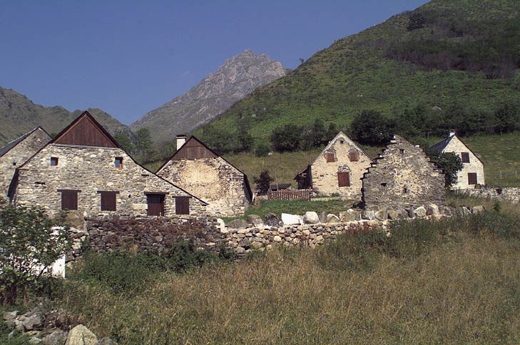 Anciennes granges foraines de Lurgues, transformées en résidences secondaires.