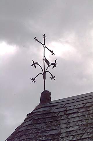 Croix en fer forgé sur la croupe de la chapelle.