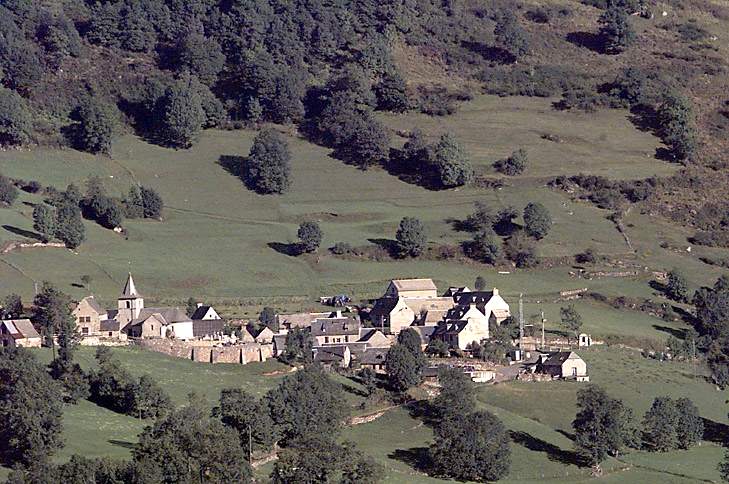 Le village de Jumet vu depuis la route d'Arreau à Ardengost.