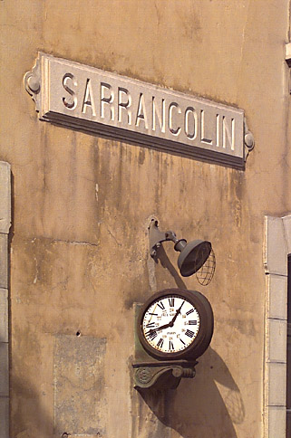 Panneau et horloge sur l'élévation principale.
