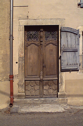 Porte sur l'avenue Calamun.