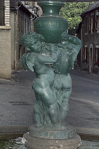 Putti soutenant la fontaine.