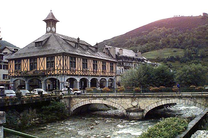 Vue générale depuis la rive droite de la Neste du Louron.