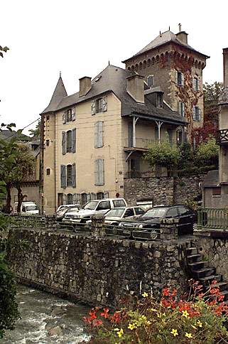 Vue générale depuis le pont sur la Neste du Louron.