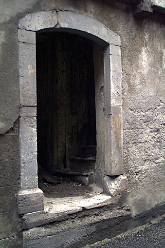 Porte en pierre marbrière.