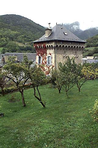 La tour vue depuis les jardins du Calvaire.