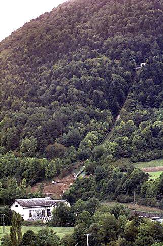 Vue générale de la centrale et de la conduite forcée.