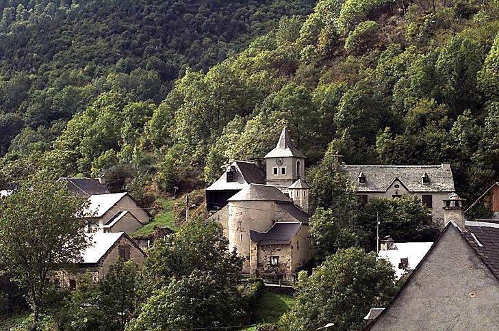 L'église vue depuis la route d'Arreau.