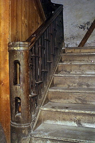 Départ de rampe d'escalier.