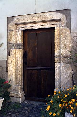 Porte datée 1594.