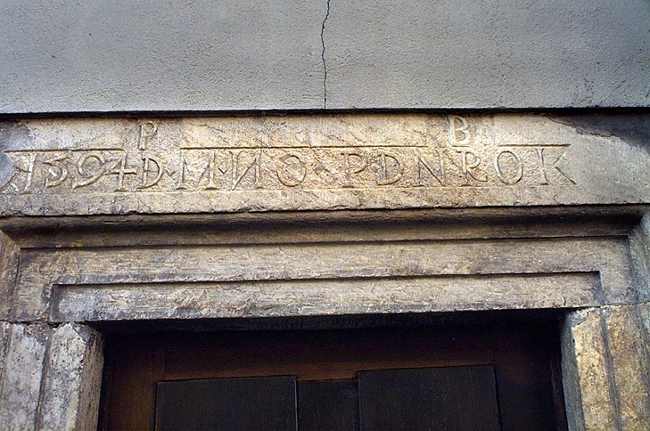 Inscription sur le linteau de la porte.