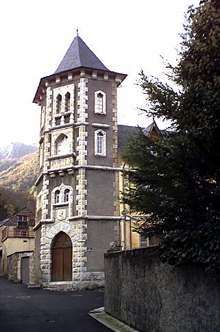 Tour à l'angle de la carrère (rue) Poque et de la rue Guillaume Rolland.