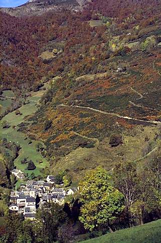 Le village d'Aspin au pied du col d'Aspin.