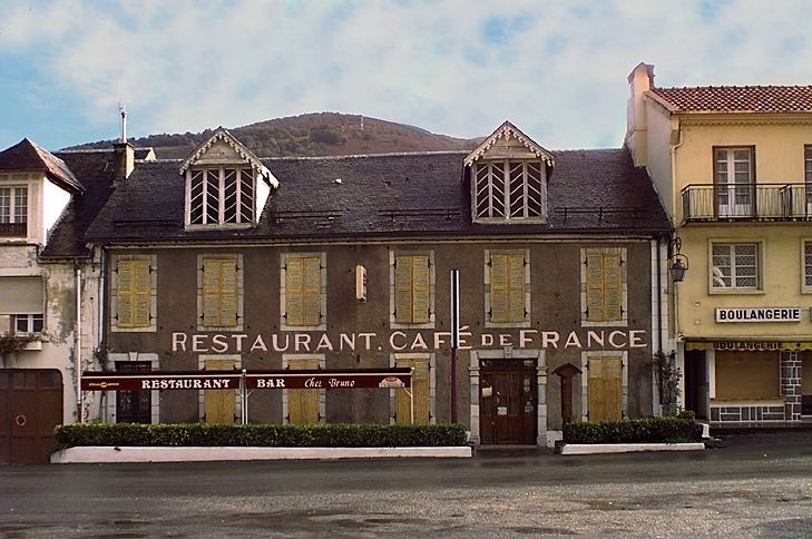 Café de France, face à la place du Vivier.