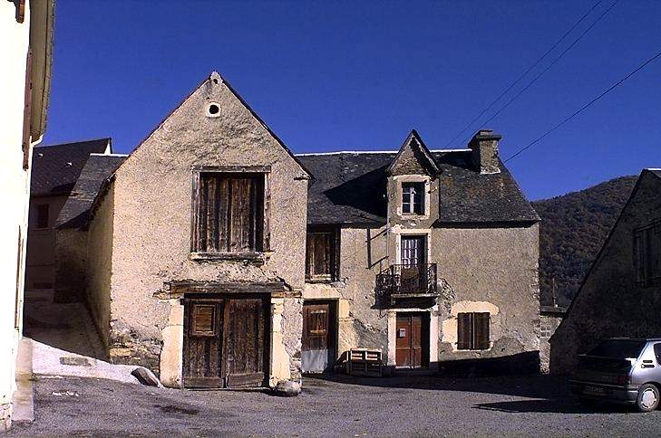 Maison au 3 place Sainte-Anne, portant la date 1860 (linteau de porte).