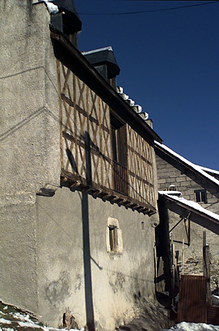 Maison à pan de bois dans le quartier de Bon-Rencontre.