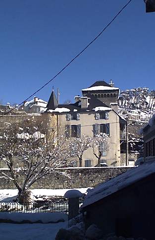 Vue générale du château sous la neige.