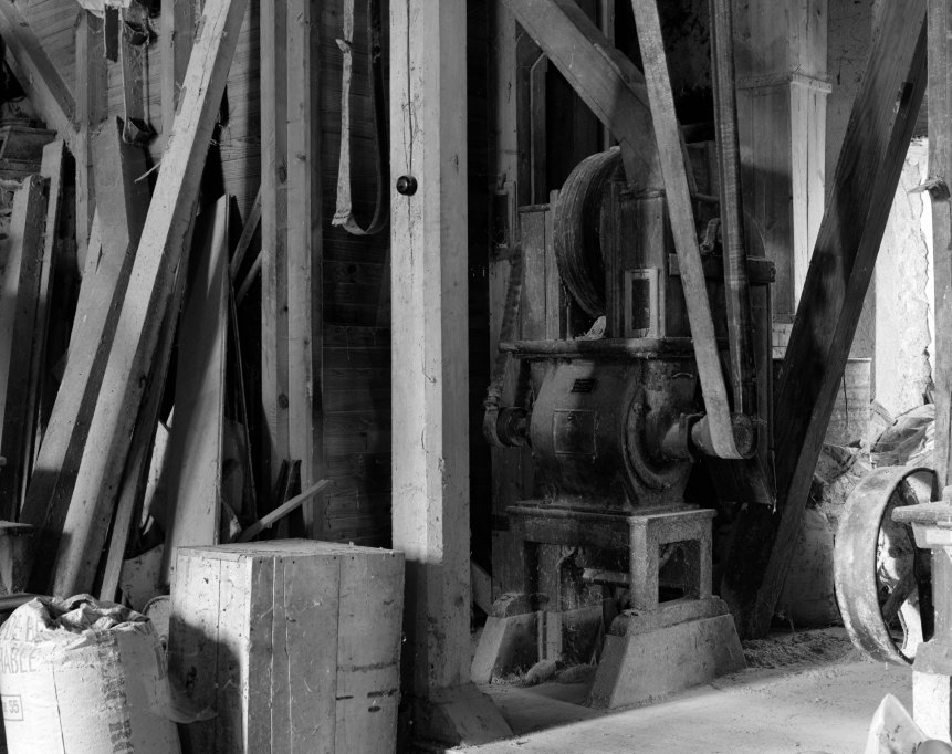 Machine à épurer mécaniquement ; machine à décortiquer