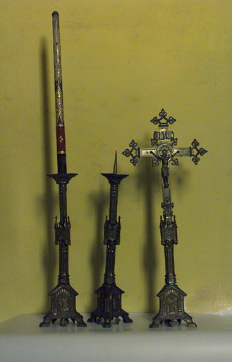 Ensemble de la garniture d'autel, de style néo-gothique : 6 chandeliers d'autel et croix d'autel (Christ en croix)