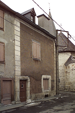 Maison avec porte et fenêtre en pierre, à accolade.