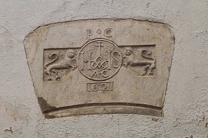 Clef d'arc segmentaire décorée et datée 1621.