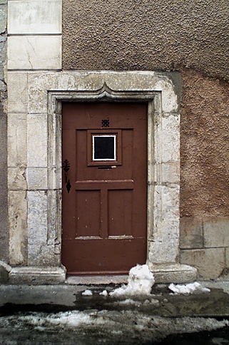 Porte en pierre, avec linteau décoré d'une accolade.