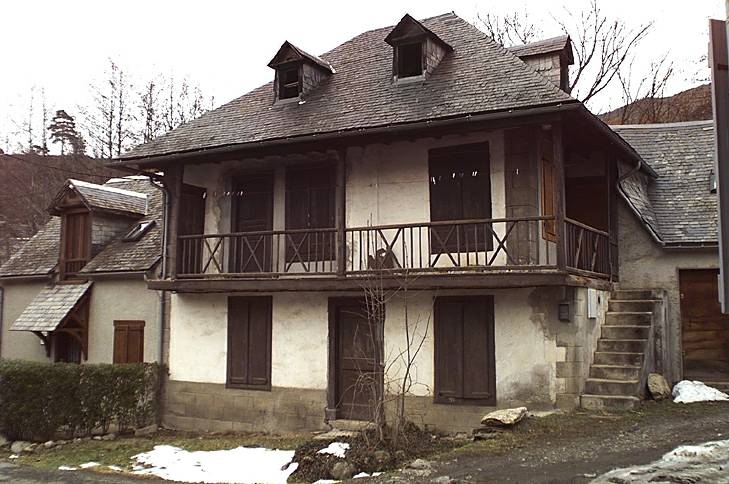 Maison à galerie près de la Neste du Louron.