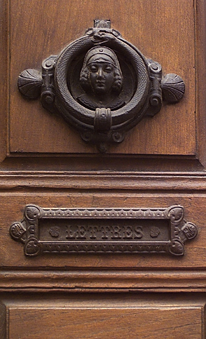Heurtoir de maison sur la Grande Rue.