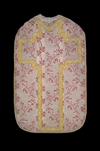 Ornement blanc : chasuble ; voile de calice ; dalmatiques (2) ; étoles (2) ; manipules (2)