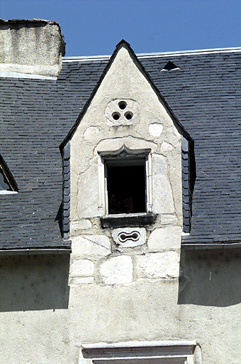 Grande lucarne à gauche de l'élévation principale.