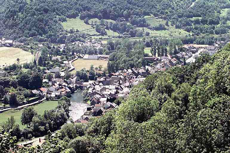 Sarrancolin et la rivière Neste.