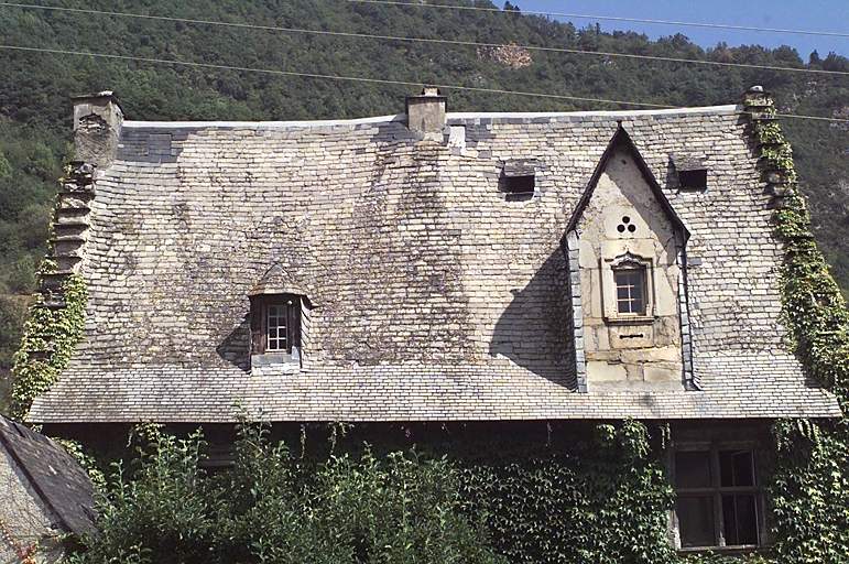 Toit sur l'élévation principale.